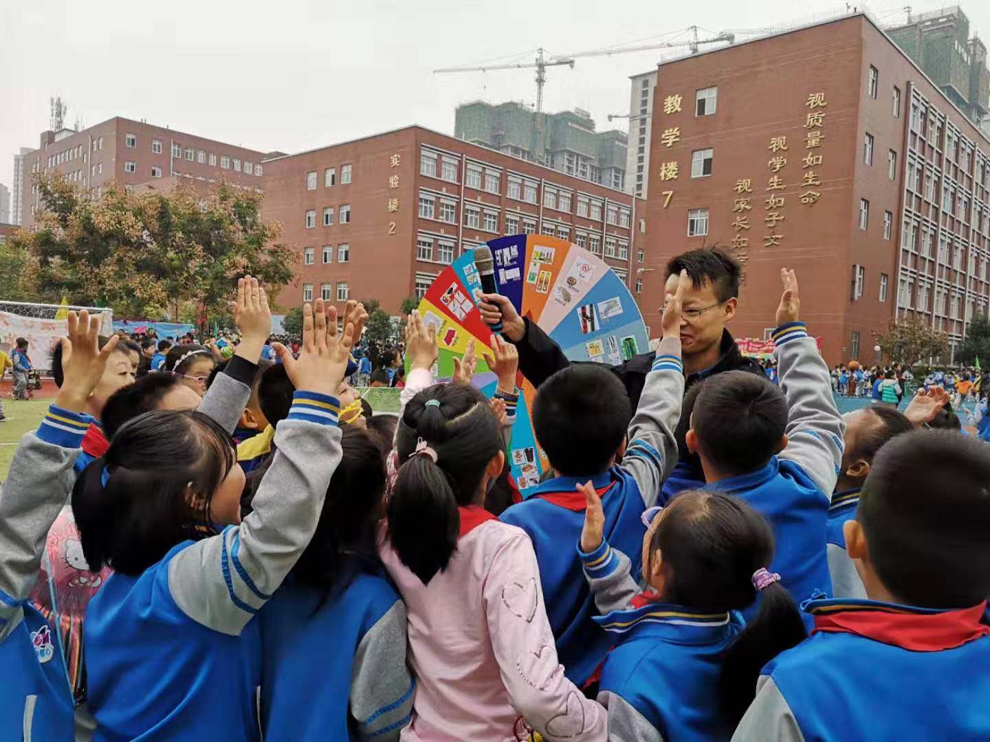 15717887832370265ejp.jpg 1.2 國源公司走進(jìn)校園,開展垃圾分類宣傳.jpg