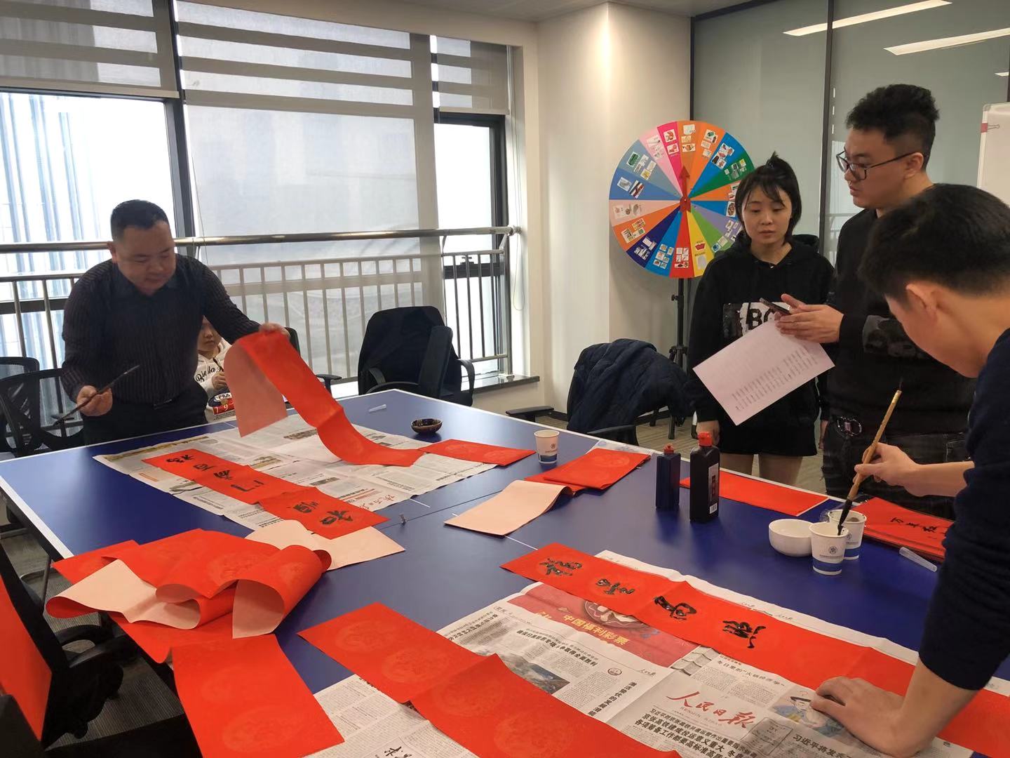 1579700932395366d316.jpg 國源公司開展“寫春聯 送祝?!被顒?jpg