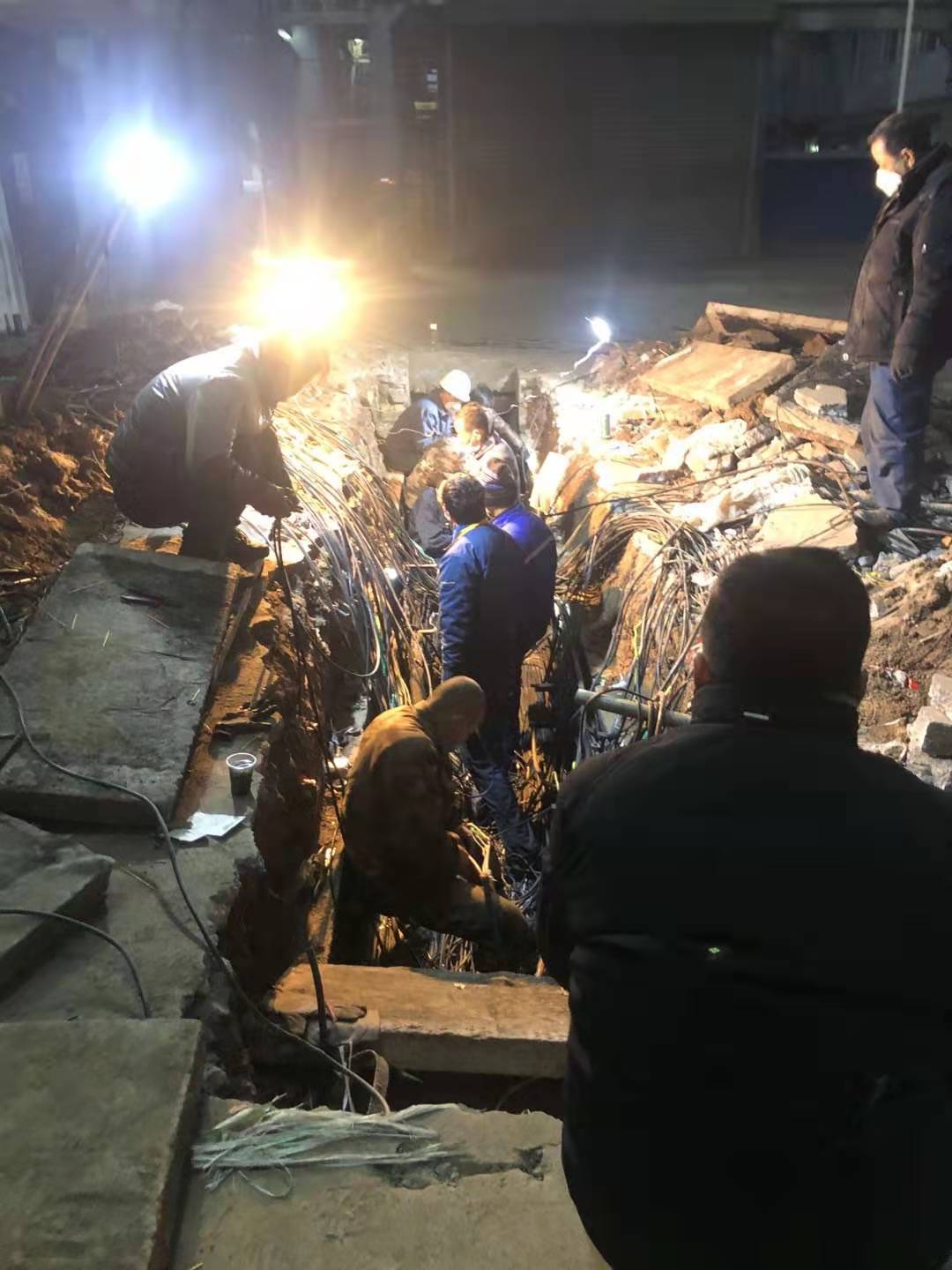 1580775214710427uy5T.jpg 現場破損電纜重新連接.jpg