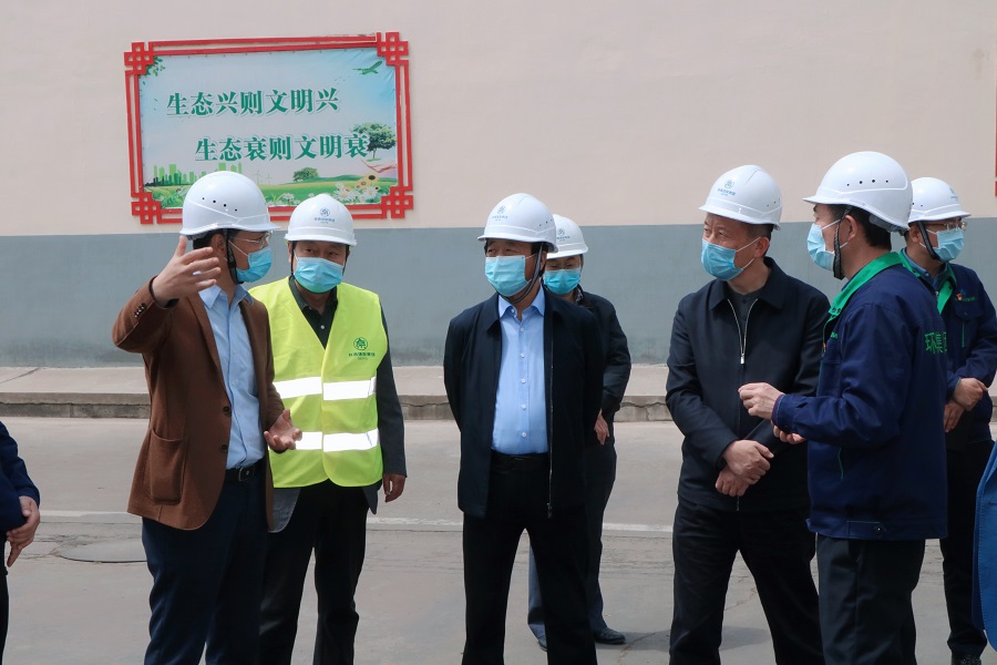 1587635703659347jqdX.jpg 西安市生態(tài)環(huán)境局局長劉軍一行到省危廢處置中心考察調(diào)研.jpg