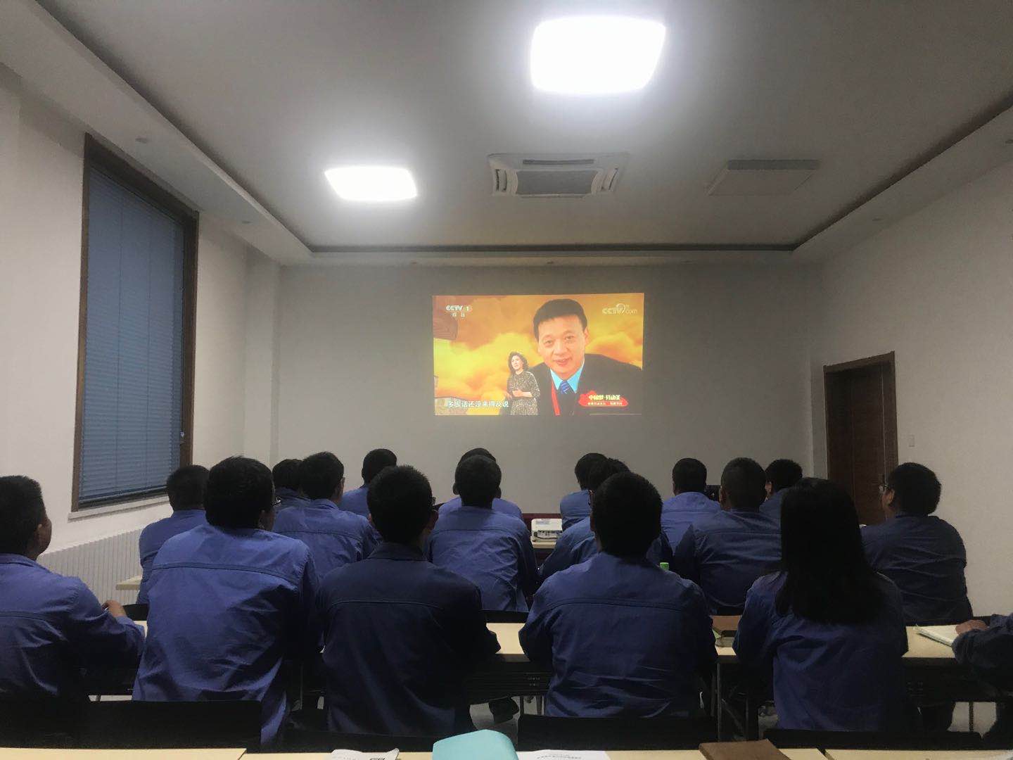 1588895293706806mKyg.jpg 國源公司組織職工收看“五一”勞動節特別節目1.jpg