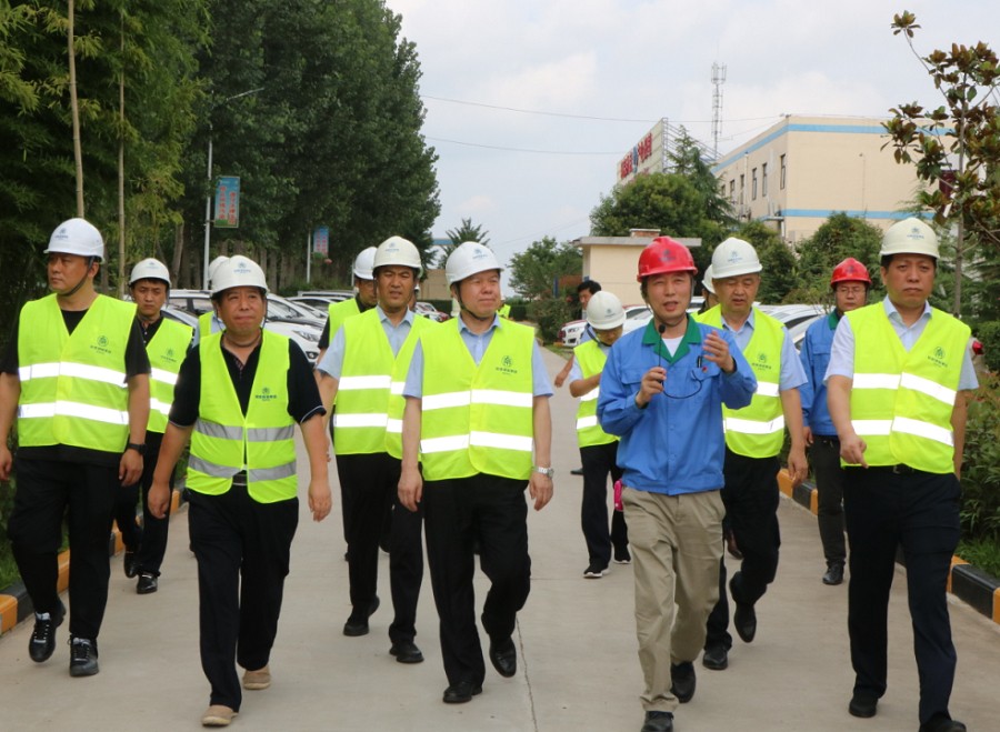 1595152414485333J8KW.jpg 鶴壁市人大常委會主任史全新一行到三秦環保公司下屬新天地公司參觀考察(1)_副本.jpg