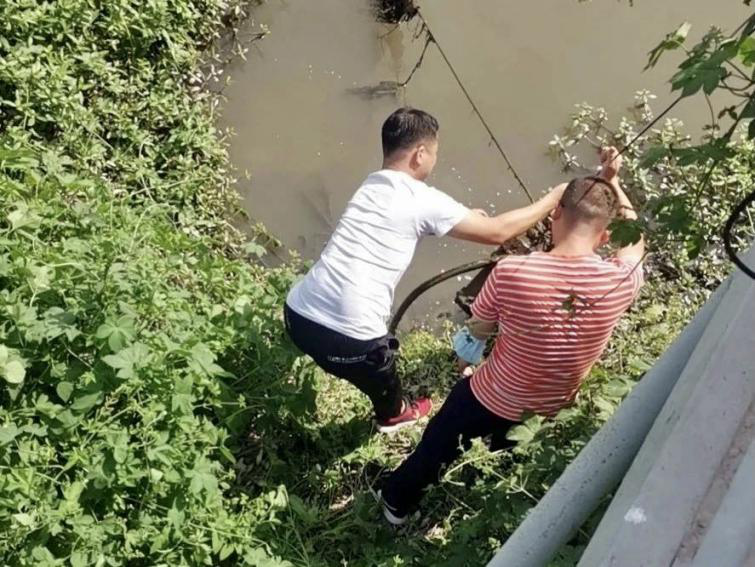 1600993757459402xieq.png 水質自動監測站工作人員雨后及時校準水泵位置.png