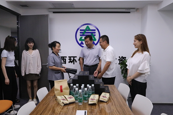 1627006996950576oJXg.jpg 投資公司開展夏季“送清涼”活動_副本.jpg