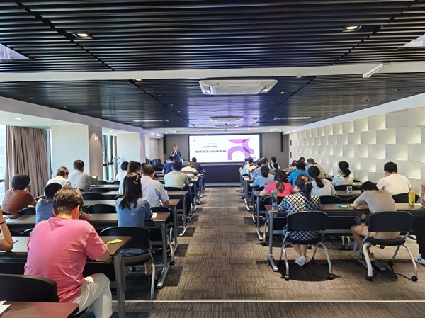 中圣公司舉辦低碳變革與綠色發展”暨中圣學院大講堂第十一期培訓圖片1_副本.jpg