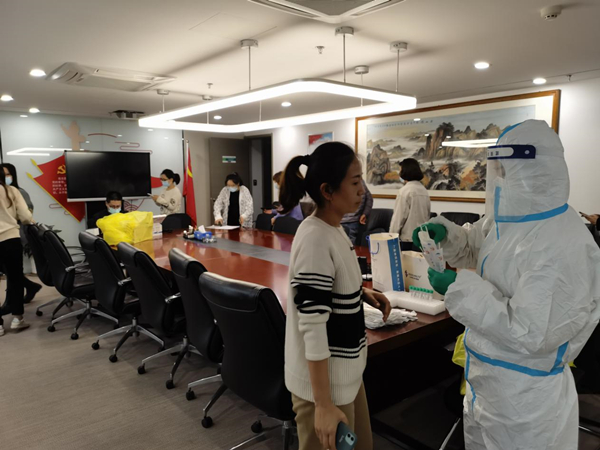 1635296524215170aPEy.jpg 中圣公司組織全員進行核酸檢測圖片2_副本.jpg