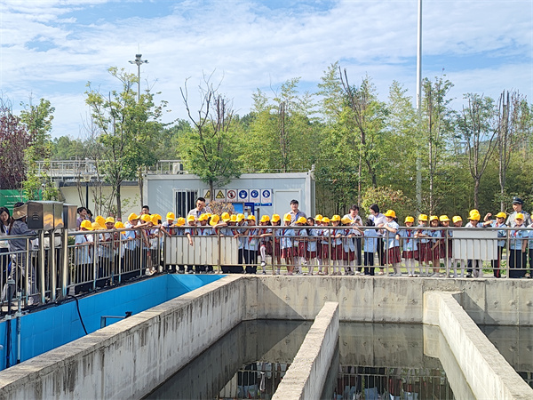 50余名師生走進水環(huán)境公司商南縣污水處理廠探索污水治理“綠色密碼”1.jpg