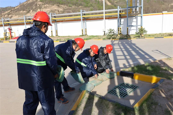 17678358744451324AY5.jpg 延安環(huán)保公司楊家園則運(yùn)營(yíng)維修部全員行動(dòng),打響了防汛備汛攻堅(jiān)戰(zhàn).jpg